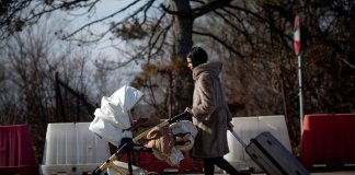 Ucranianos cruzan hacia países vecinos para ponerse a salvo