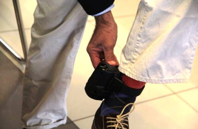El servicio de arrendamiento del control telemático o brazalete electrónico con el que se pretende reducir el hacinamiento en las cárceles. Foto: La Hora / DCA.