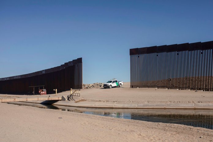 El gobierno de Estados Unidos dio a conocer el martes un plan para hacer frente al aumento en el número de migrantes que llegan a la frontera. Foto La Hora: Ap.