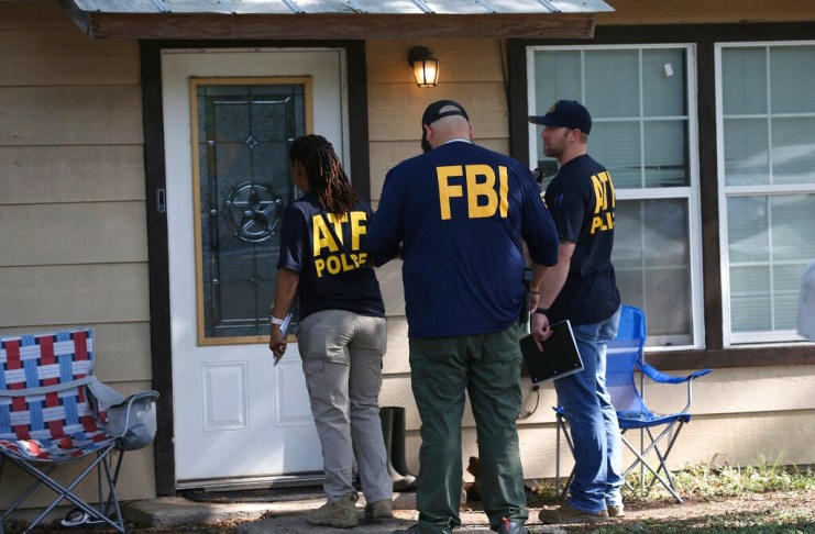 La demanda presentada en una corte de Nueva York dice que el FBI durante más dos décadas "permitió a Jeffrey Epstein traficar y abusar sexualmente de decenas de niñas y jovencitas". Foto La Hora: AP.