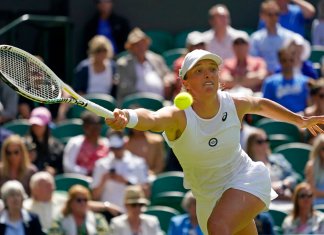 Iga Swiatek en acción ante Jana Fett en Wimbledon.
