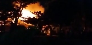 Vecinos de Livingston protestan y queman sede de la PNC