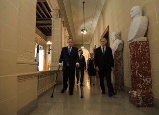 El presidente Alejandro Giammattei a su llegada a la sede de la OEA, acompañado por el secretario general de ese organismo, Luis Almagro.
