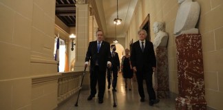 El presidente Alejandro Giammattei a su llegada a la sede de la OEA, acompañado por el secretario general de ese organismo, Luis Almagro.