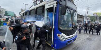 manifestantes encapuchados