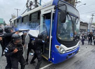 manifestantes encapuchados