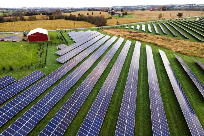 Según la Olacde, en la región existen 150 millones de paneles solares en operación y 16 mil aerogeneradores. Foto La Hora: Archivo