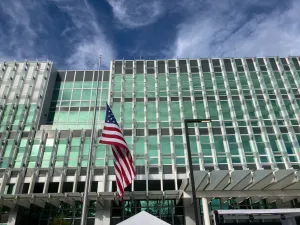 Embajada de EE. UU. pide precaución a peatones y conductores en sus alrededores