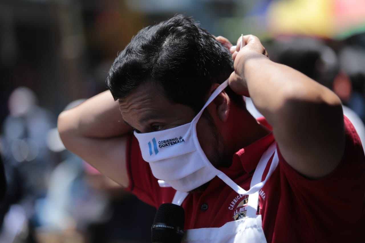 Sin publicarse acuerdo para revocar obligación de mascarilla prometido por Giammattei