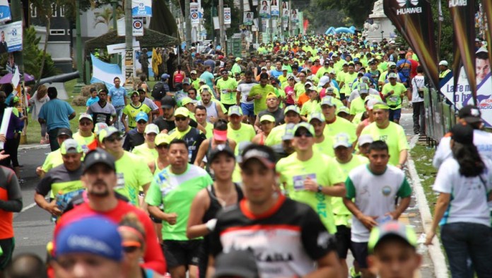 21K de ma muni En la carrera participan familias completas y este año, la municipalidad ha habilitado 10 mil cupos. Foto La Hora: archivo