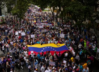 Trabajadores públicos marchan para exigir que el gobierno pague todos sus beneficios y respete los convenios colectivos en Caracas, Venezuela. Foto La Hora: Matias Delacroix/AP.