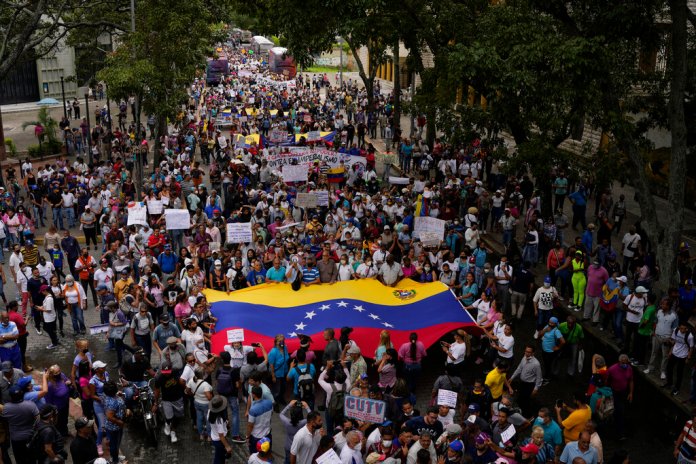 Trabajadores públicos marchan para exigir que el gobierno pague todos sus beneficios y respete los convenios colectivos en Caracas, Venezuela. Foto La Hora: Matias Delacroix/AP.