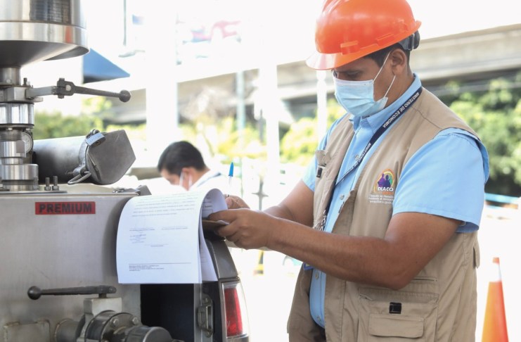La directora de la Diaco, Leslie Tzicap, indica que están en la fase de análisis para imponer sanciones a gasolineras que no aplicaron los precios de referencia en combustibles. Foto: La Hora / Gobierno