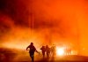 Los bomberos luchan contra el Incendio Mosquito en el condado no incorporado de Placer, California. Foto: La Hora/AP
