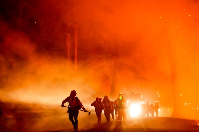 Los bomberos luchan contra el Incendio Mosquito en el condado no incorporado de Placer, California. Foto: La Hora/AP
