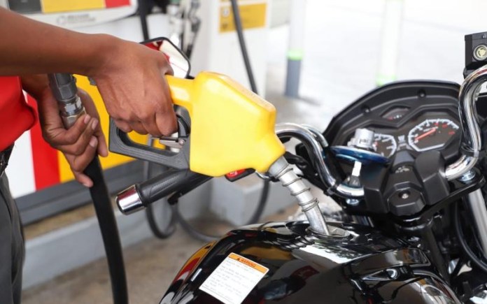 Los precios de las gasolinas registran una baja de hasta Q2. Foto: La Hora/José Orozco