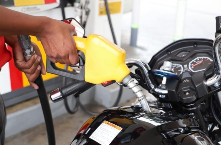 Los precios de las gasolinas registran una baja de hasta Q2. Foto: La Hora/José Orozco