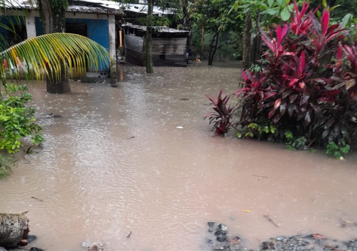 Izabal el primer afectado por Julia, registran hasta 40 centímetros de agua en viviendas