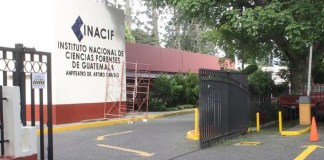 Personal de Inacif trabaja para identificar a las víctimas de enfrentamientos entre presuntos narcotraficantes en Huehuetenango. Foto: La Hora