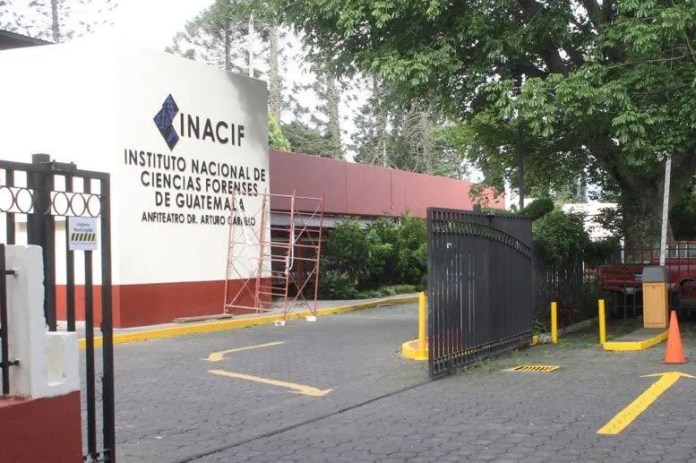 Inacif Personal de Inacif trabaja para identificar a las víctimas de enfrentamientos entre presuntos narcotraficantes en Huehuetenango. Foto: La Hora