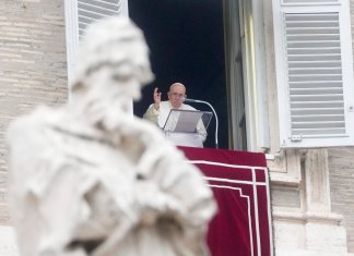 El Papa Francisco en el Ángelus. Foto La Hora/AP