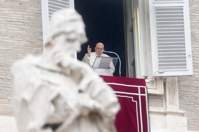 El Papa Francisco en el Ángelus. Foto La Hora/AP 