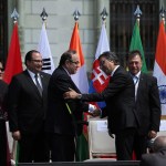 De izquierda a derecha, Monseñor Francisco Montecillo; Mario Búcaro, titular del Minex; Giammattei; el delegado permanente de Marruecos ante la Unesco, Samir Addahre y; Julio Carranza, representante de UNESCO en Guatemala.