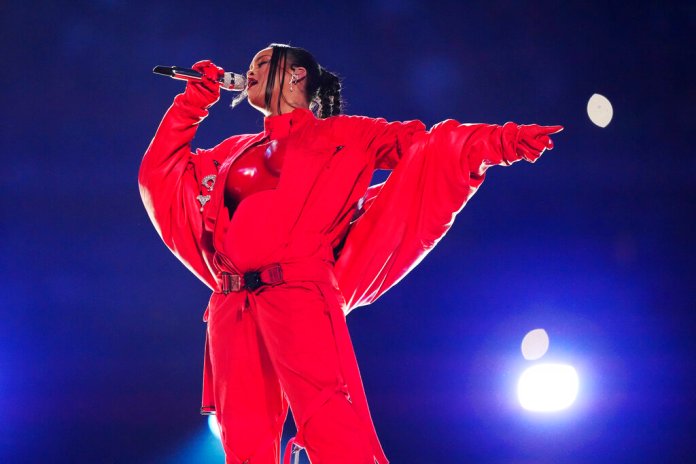 Rihanna en el show de medio tiempo del Super Bowl 57,en Glendale, Arizona.