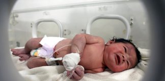 Una bebé nacida bajo las ruinas de la casa de su familia tras el potente sismo