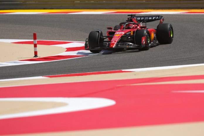 Charles Leclerc conduce su auto en el tercer y último día de prácticas de la Fórmula Uno en el Bahrain International Circuit in Sakhir, Bahrain