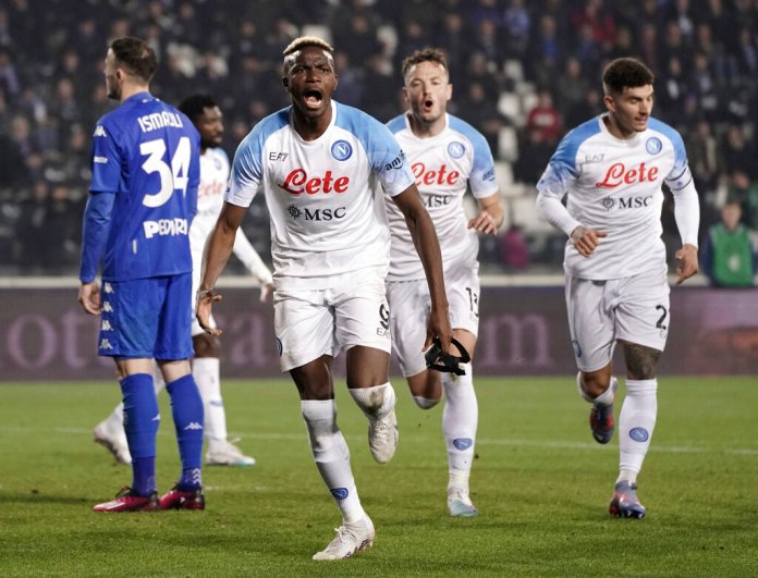 Victor James Osimhen del Napoli celebra tras anotar en el encuentro ante el Empoli en la Serie A