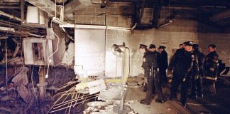 Policías y bomberos inspeccionan el cráter generado por una bomba en un estacionamiento subterráneo del Centro Mundial de Comercio en Nueva York, el 27 de febrero de 1993