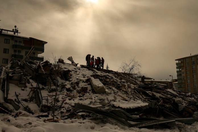 Turquía y Siria en busca de señales de vida entre los restos de los miles de edificios que colapsaron por un catastrófico terremoto.