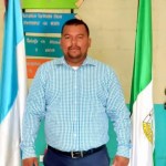 Mibsar Arenas, padre de familia y docente con casi 15 años de trayectoria en el área educativa, quien disfruta su profesión y se enorgullece de impartir clases en la Escuela Oficial Mixta de la Lotificación Santa Catalina en La Gomera, Escuintla.