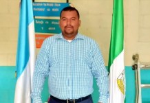 Mibsar Arenas, padre de familia y docente con casi 15 años de trayectoria en el área educativa, quien disfruta su profesión y se enorgullece de impartir clases en la Escuela Oficial Mixta de la Lotificación Santa Catalina en La Gomera, Escuintla.