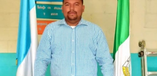 Mibsar Arenas, padre de familia y docente con casi 15 años de trayectoria en el área educativa, quien disfruta su profesión y se enorgullece de impartir clases en la Escuela Oficial Mixta de la Lotificación Santa Catalina en La Gomera, Escuintla.