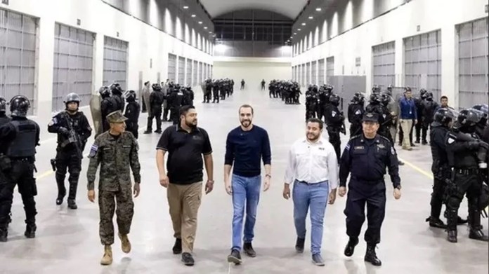 El presidente salvadoreño Nayib Bukele anunció el viernes el traslado de los primeros 2.000 pandilleros a la nueva mega cárcel, en la que pretende recluir a 40.000 personas capturadas bajo el régimen de excepción en El Salvador.