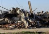 Los escombros cubren una estructura dañada en Rolling Fork, Mississippi