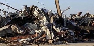 Los escombros cubren una estructura dañada en Rolling Fork, Mississippi
