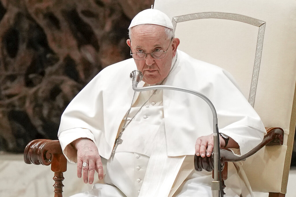 El papa reza por las víctimas del sismo en Ecuador y Perú
