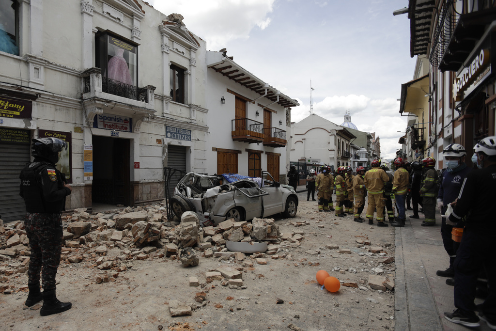 Fuerte sismo sacude costa de Ecuador, 4 fallecidos