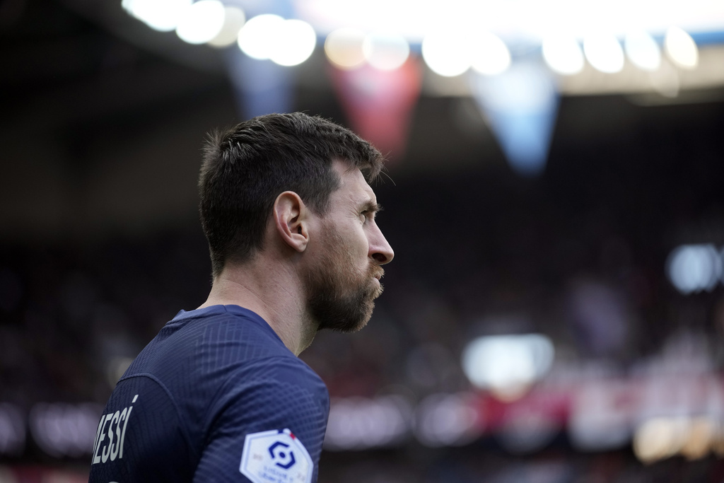 Tras silbidos en París, Messi busca arroparse en Argentina