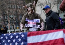 Partidarios de la protesta del expresidente Donald Trump frente al edificio de los Tribunales Penales de Nueva York el lunes 20 de marzo de 2023 en Nueva York.
