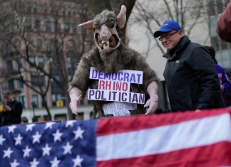 Partidarios de la protesta del expresidente Donald Trump frente al edificio de los Tribunales Penales de Nueva York el lunes 20 de marzo de 2023 en Nueva York.