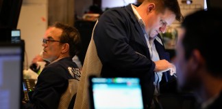 Especialistas accionarios efectúan su trabajo en el piso de remates de la Bolsa de Valores de Nueva York.