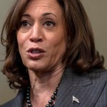 La vicepresidenta estadounidense Kamala Harris responde a una pregunta sobre su inminente gira por África, en la Casa Blanca