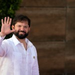 El presidente de Chile, Gabriel Boric, saluda a su llegada a la sesión de la 28ª Cumbre Iberoamericana.