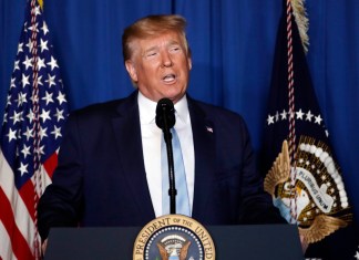 Trump abordó el lunes su avión privado en Florida y partió hacia Nueva York para su fichaje y lectura de cargos.