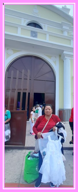 Mujer comerciante y de fe. Fotografía Claudia Quintanilla 2023