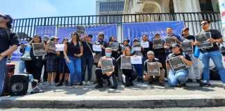 Periodistas protestan en contra de censura y ciudadanos interponen denuncia contra juez